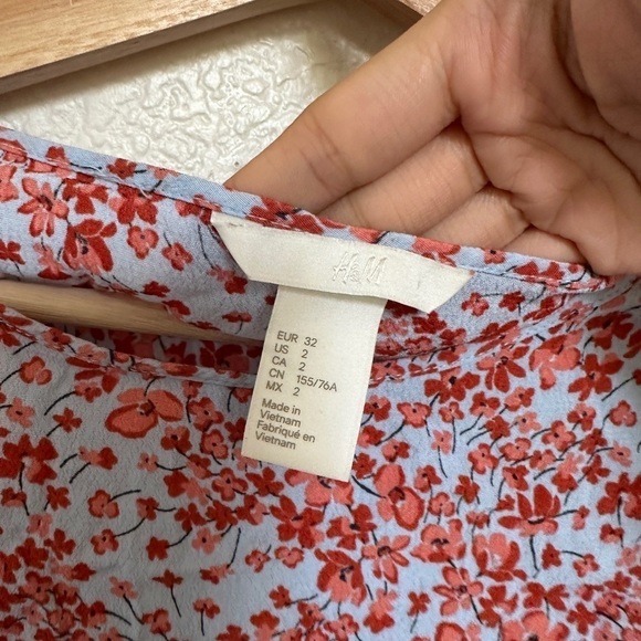H&M Crepe Blue Red Floral Pattern Print Short Sleeve Rayon Blouse Shirt Womens - Picture 5 of 6
